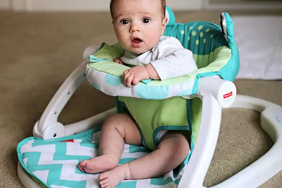 صندلی‌های حمایتی، دارای پشتی و کناره‌های بلند هستند که به حمایت از سر و گردن کودک شما کمک می‌کنند.