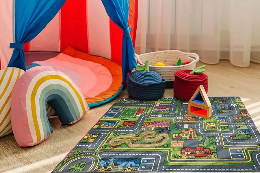 فرش کودک معمولاً دارای طرح‌ها و رنگ‌های روشن و شاد است و متناسب با روحیه و شخصیت کودکان طراحی شده است.