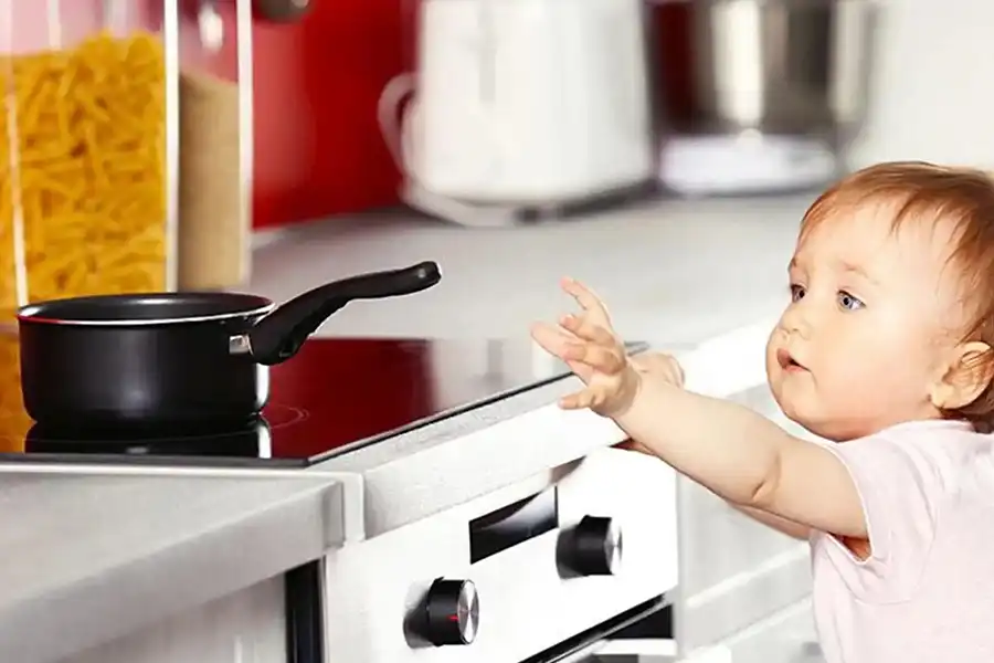 پخت غذای کودک در قابلمه‌های چدنی، می‌تواند آهن را از غذا به بدن او منتقل کند.