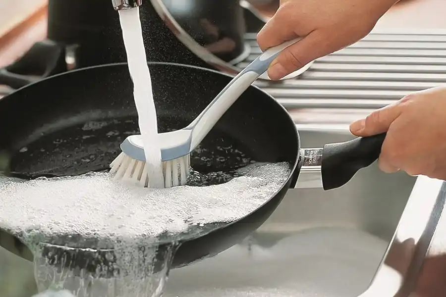 زمان شستشوی ظروف از یک برس نرم برای تمیزکردن گوشه‌ها و شکاف‌ها استفاده کنید.