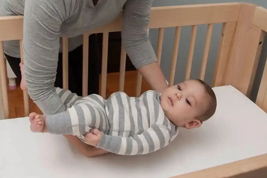 گارد ثابت، یک قطعه یکپارچه و بدون تحرک است که به تخت نوزاد متصل میشود.