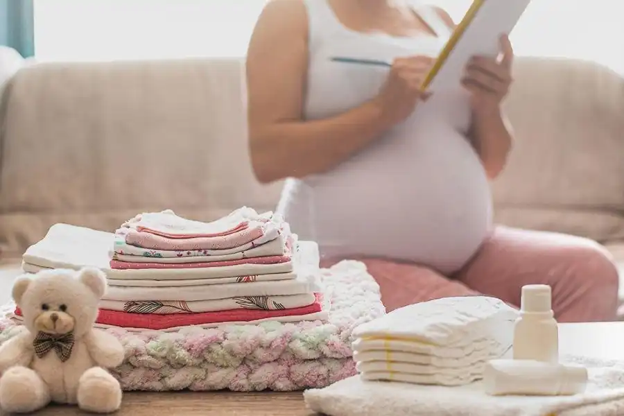 مهم‌ترین اقلام لیست لوازم نوزاد در ماه‌های اولیه تولد شامل لباس، وسایل حمل‌ونقل، لوزام بهداشتی و حمام، لوازم خواب و تغذیه است.