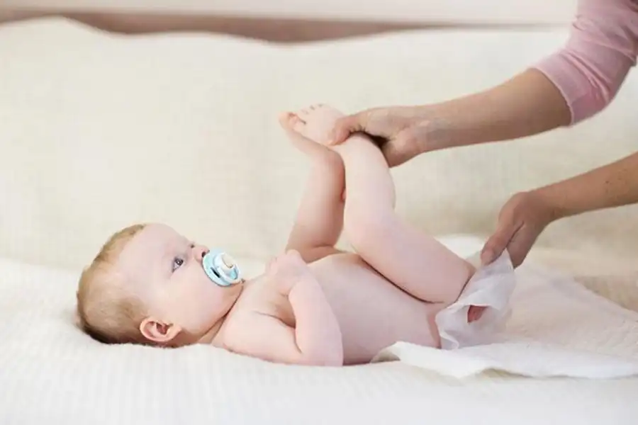 دستمال مرطوب یکی از ضروری‌ترین ابزارهای مورد نیاز نوزاد در سنین اولیه تولد است.
