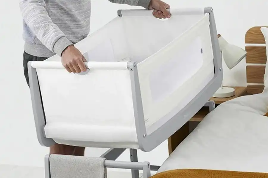 از مفتول یا گیره، برای اتصال تخت کنار مادر به تخت والدین استفاده میشود.