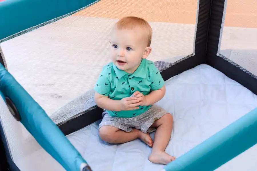 تخت و پارکهای سنتی معمولاً سبک و قابل حمل بوده و با داشتن یک تشک نرم، برای خوابیدن و بازیکردن نوزاد مناسب هستند.