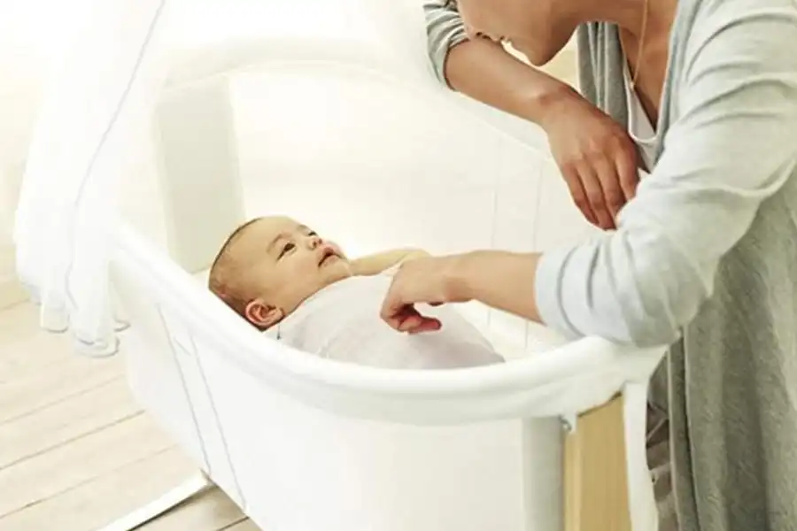 دقت داشته باشید وزن گهواره باید به اندازهای باشد که بهراحتی بتوان آن را جابهجا کرد.