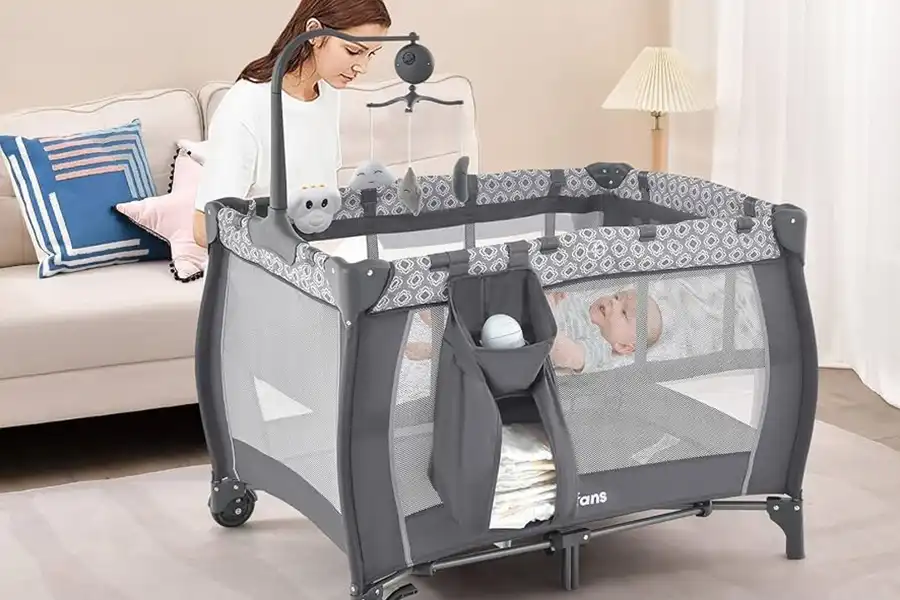 تخت و پارک، یک وسیله چند منظوره و کاربردی است که از آن برای بازی و خواب نوزادان، از بدو تولد تا حدود ۳ سالگی استفاده میشود.