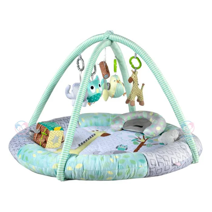 محصولی با تنوع طرح ورنگ، مجهز به عروسکهای آویزی و جغجغهدار، یک مکعب صدادار و استوانه موزیکال، پشهبند، بالش c شکل ضد تعریق و...