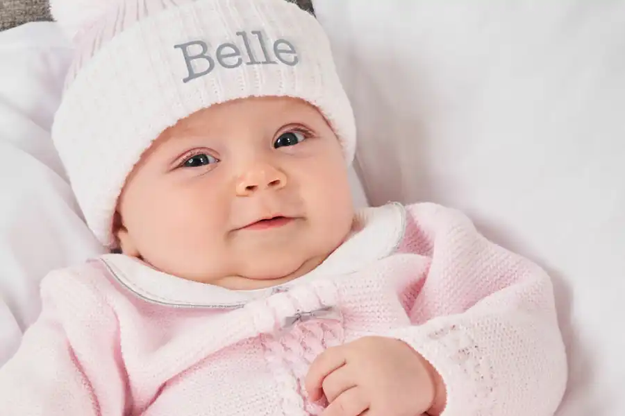 برای نوزادان ۳ تا ۶ ماهه، میتوانید از لباسهای متنوعتری مانند پیراهن، بلوز، شلوار، دامن و سرهمیهای فانتزی استفاده کنید.