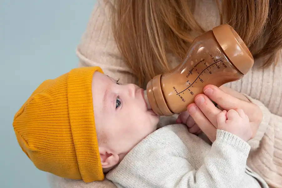 اگر نوزادتان از شیشه شیر استفاده میکند، حتما شیشه شیر و سرشیشه را همیشه همراه داشته باشید.