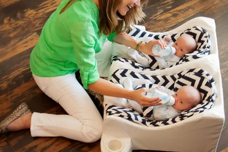 وسایلی مثل شیشهشیر، سرشیشه، قاشق و پستانک را باید جفتی خرید کنید تا هنگام غذادادن به فرزندتان دچار مشکل نشوید.