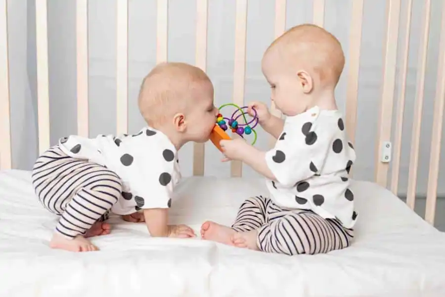 نوزادان معمولاً با خوابیدن کنار یکدیگر احساس راحتی بیشتری میکنند و شما میتوانید در ابتدا یک تخت خواب برای آنها بخرید.