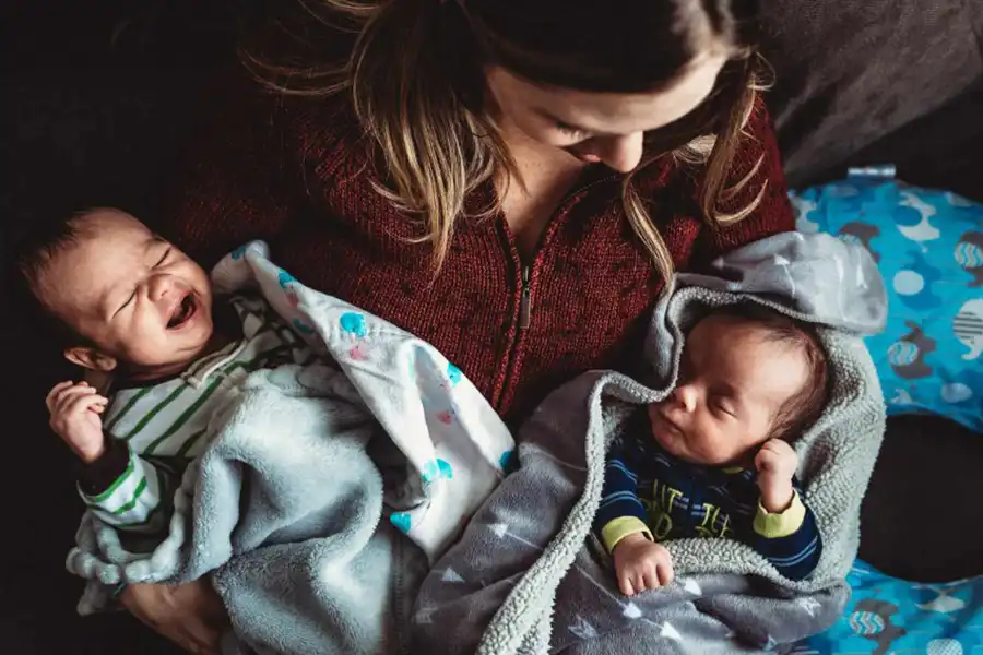 اگر دوقلوهای همسان دارید، بهتر است لباس هرکدام را از رنگهای مختلف تهیه کنید تا گیج نشوید.