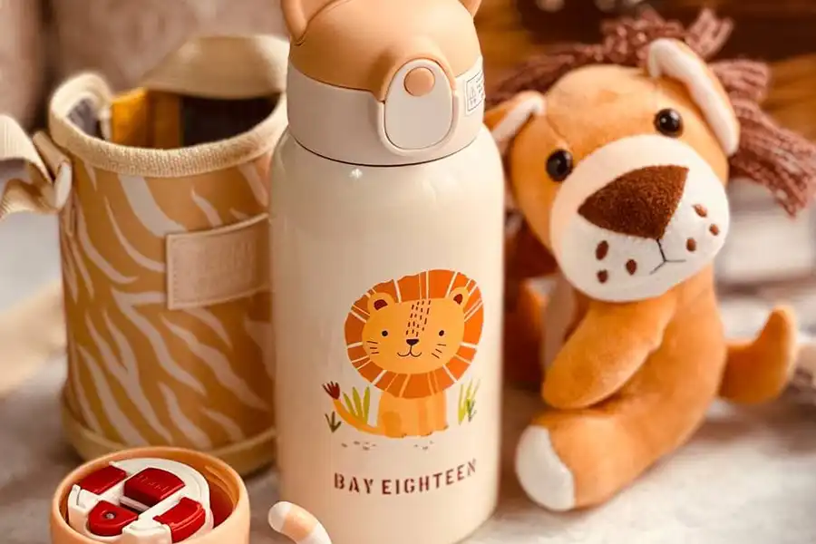 فلاسک کودک می‌تواند در جهت گرم نگه داشتن شیر یا غذای کودک در طول روز استفاده شود.