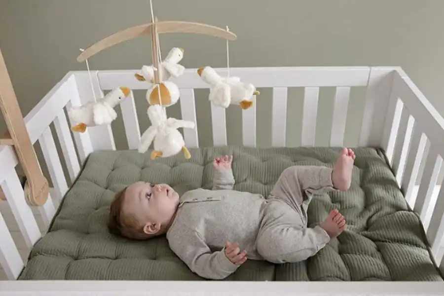 آویزهای تخت معمولا در ارتفاع بالاتر و دور از دسترس کودک قرار می‌گیرند.