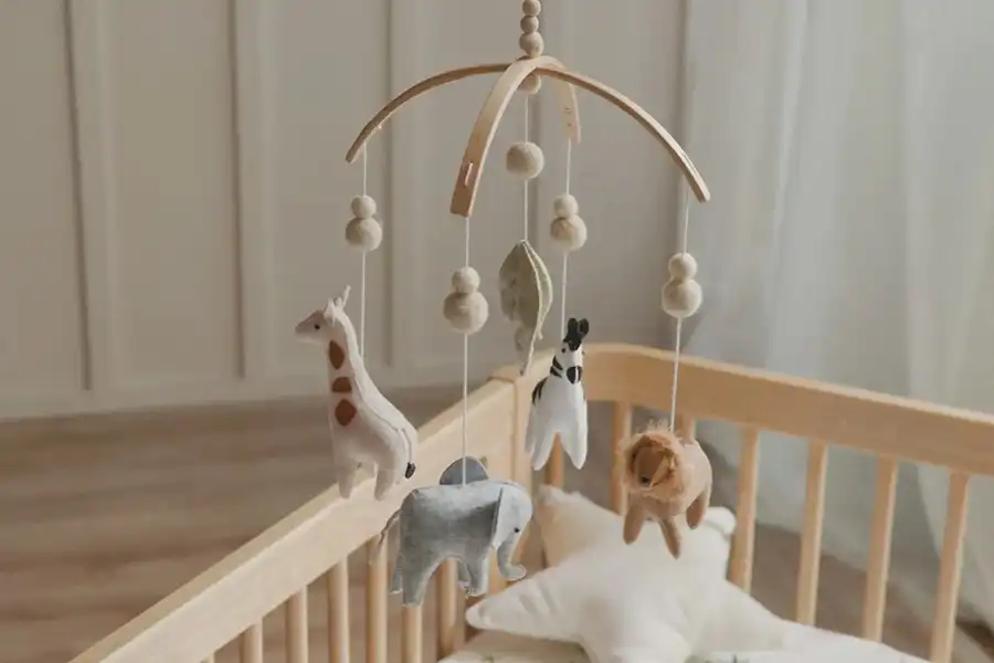 آویز تخت کودک وسیله‌ای سرگرم‌کننده است که می‌تواند به عنوان یک اکسسوری زیبا و جذاب برای دکور اتاق خواب کودک محسوب شود.
