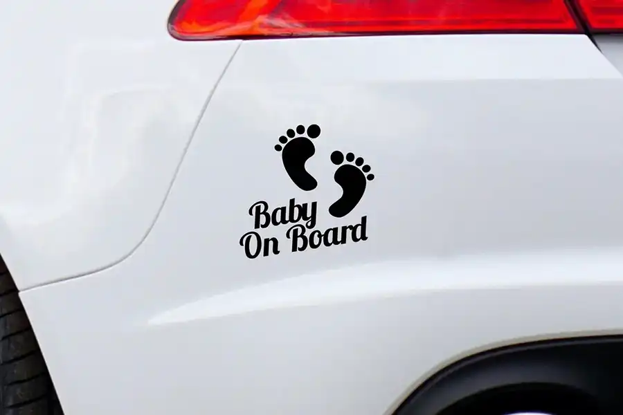 اولین علامت Baby on Board در سال ۱۹۸۴ تولید شد و در ماه اول ۱۰ هزار آویز هشدار حمل کودک به فروش رفت.