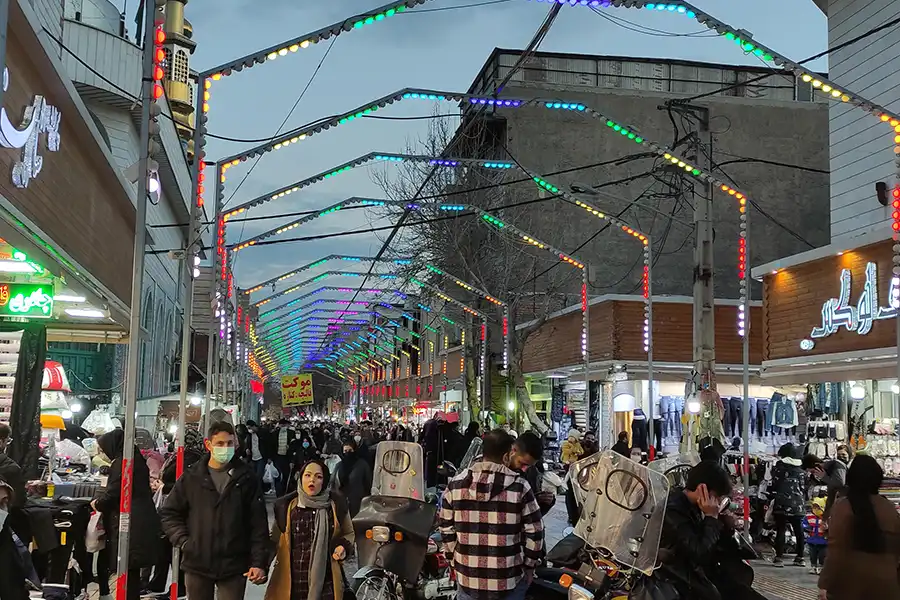 بازار عبدل آباد از ارزان‌ترین، بازارهای سیسمونی در تهران که باید در آن به تضمین اصل بودن کالا هنگام خرید توجه کنید.
