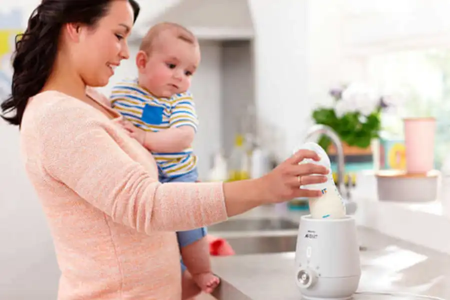 اکثر مدل‌های دستگاه گرم کننده شیر نوزاد با بخار یا آب داغ کار می‌کنند.