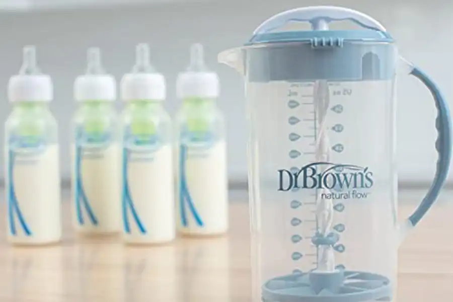 شیر خشک‌ساز دکتر براوون با طراحی پارچی شکل و تیغه‌ای خاص برای مخلوط‌کردن سریع و بدون حباب شیر خشک