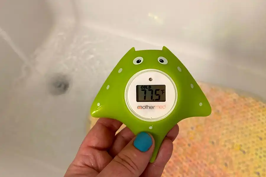 دماسنج حمام برای اندازه‌گیری دمای آب حمام و جلوگیری از سرماخوردگی نوزاد حین شستشو و استحمام استفاده می‌شود.