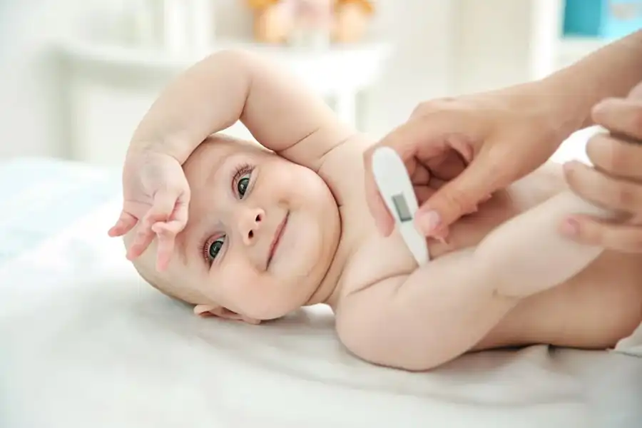 زمان اندازه‌گیری دمای بدن نوزاد از طریق زیربغل، مطمئن شوید دماسنج در تماس با پوست باشد.