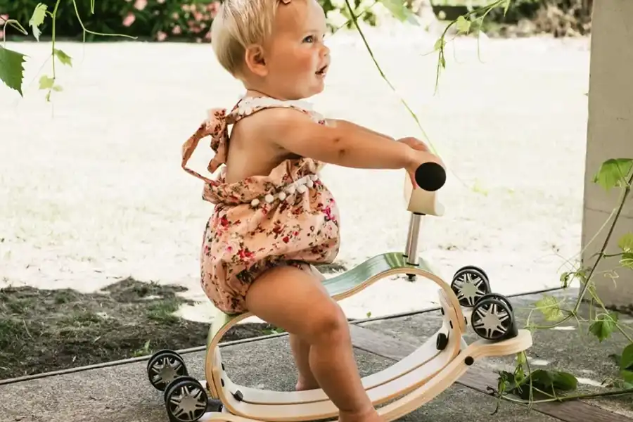 راکرهای چرخ‌دار دوکاره با هدف تحریک رشد حرکتی کودک از طریق حرکت طراحی شده‌اند.