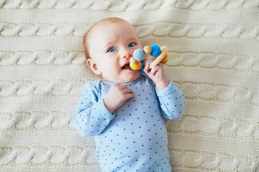 زمان خرید لباس برای نوزاد توجه کنید که البسه کودک حتما الیاف طبیعی باشد.