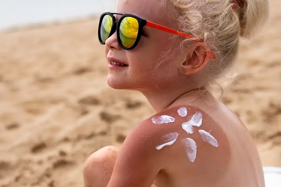 عدم استفاده از محصولات مراقبتی و قرار گرفتن در معرض تابش مستقیم و طولانی‌مدت نور خورشید، احتمال ابتلای به بیماری‌های پوستی را در آینده کودک شما بیشتر می‌کند.
