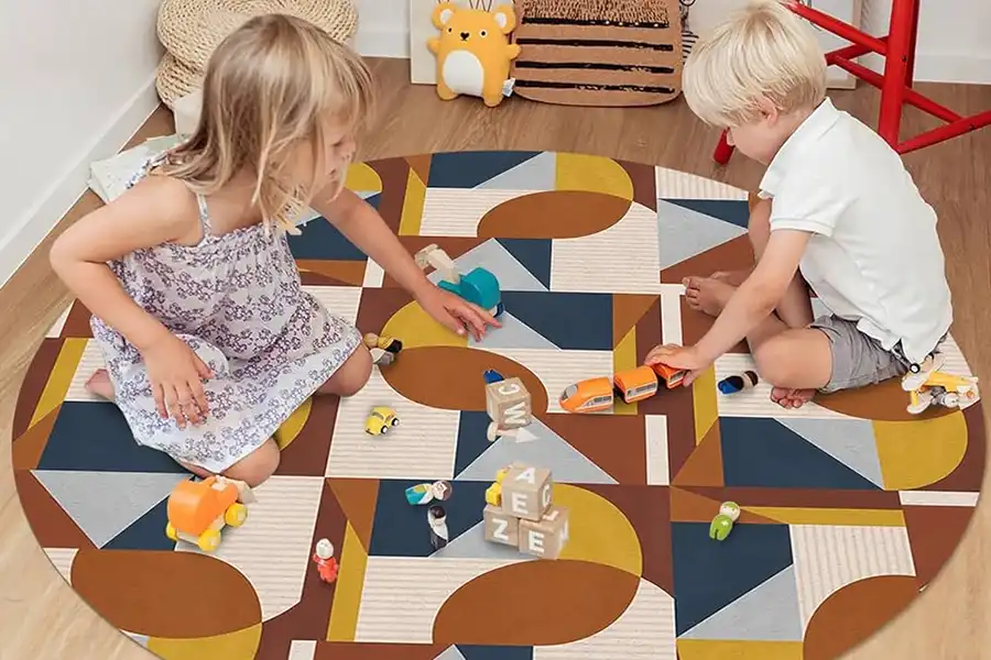 جنس فرشی که برای اتاق کودک استفاده می‌شود، باید به گونه‌ای باشد که در برابر لکه و کثیفی مقاومت کند و به‌راحتی تمیز شود.