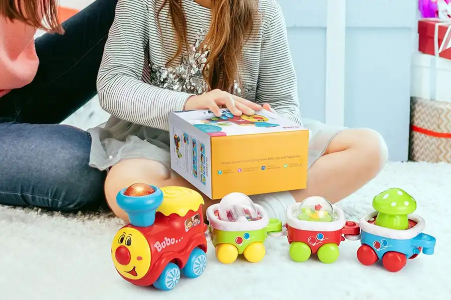 قطار اسباب بازی، وسیله‌ای محبوب برای کودکان است که دنیای حقیقی قطارها را به دنیای خیال و بازی آن‌ها وصل می‌کند.