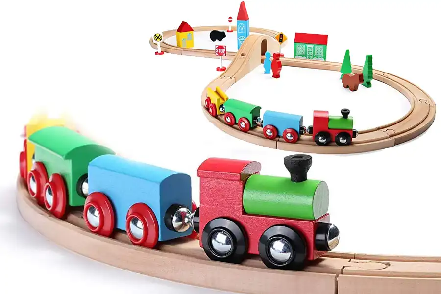 بسیاری از قطارهای کودکانه، در بسته‌بندی خود تکه‌های مجزای ریل دارند که با متصل‌کردن آن قطعات به یکدیگر، می‌توان یک ریل کامل صاف یا پیچ‌در‌پیچ را به‌دست آورد که قطار روی آن به حرکت در می‌آید.
