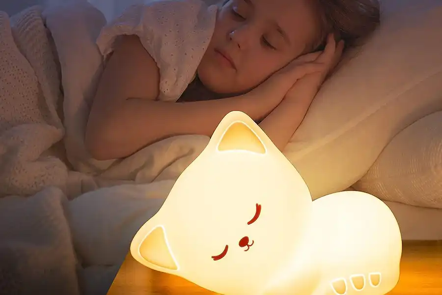 با کمک یک چراغ خواب رومیزی یا دیواری، نور ملایمی برای اتاق فرزندتان فراهم کنید که مانع از ترسیدن او در تنهایی شود.