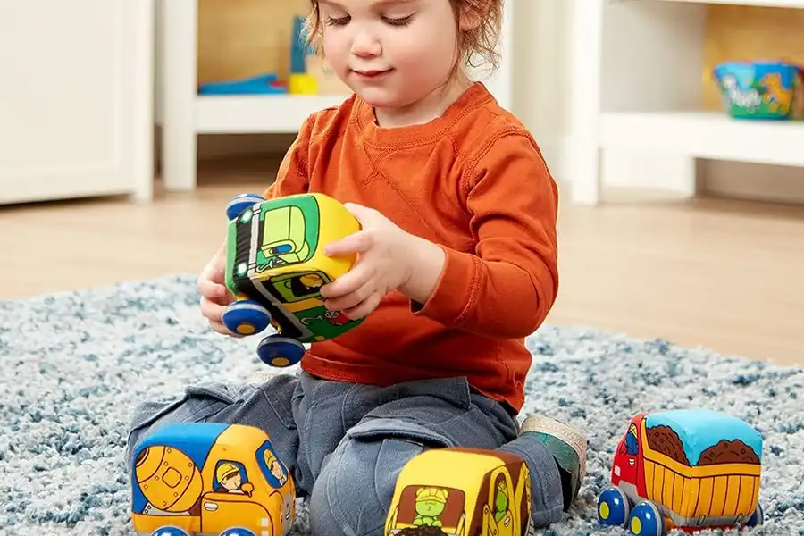 بازی با ماشین اسباب‌بازی به توسعه مهارت‌های حرکتی و هماهنگی چشم و دست کودک کمک می‌کند.