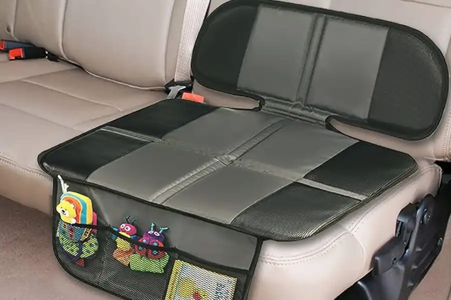 کاور محافظ صندلی ماشین معمولاً طوری طراحی میشود که برای بسیاری از اتومبیلها قابل استفاده باشد.