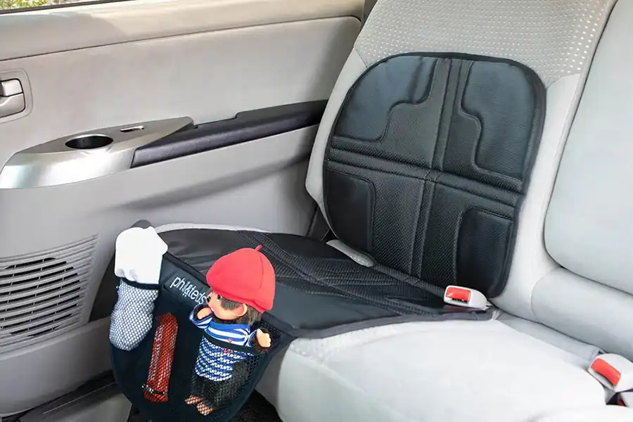 کاور محافظ صندلی ماشین سطح ضدلغزش دارد و از سُر خوردن و حرکت کردن صندلی کودک جلوگیری میکند.