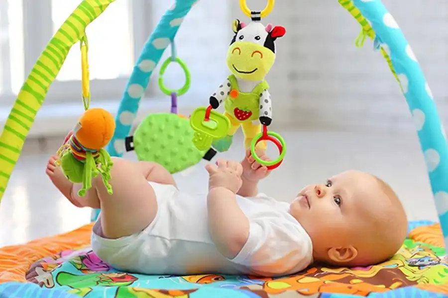 اسباب‌بازی‌های آویزان تشک‌های بازی، کودک شما را درگیر کرده و به تقویت مهارت‌های حرکتی او نیز کمک می‌کنند.