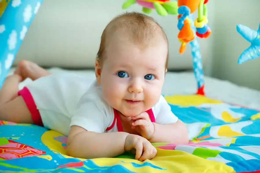 اسباب‌بازی‌های آویزان تشک بازی، با طرح‌ها و رنگ‌های جذابی که دارند، در بهبود بینایی کودک اثرگذار هستند.