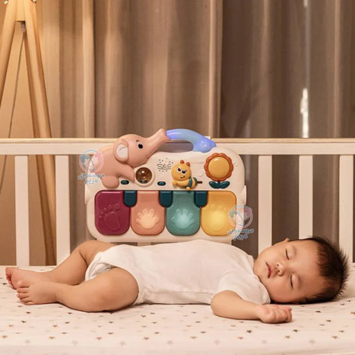 محصولی از پلاستیک باکیفیت، با یک قوس و 4 اسباببازی آویز موزیکال