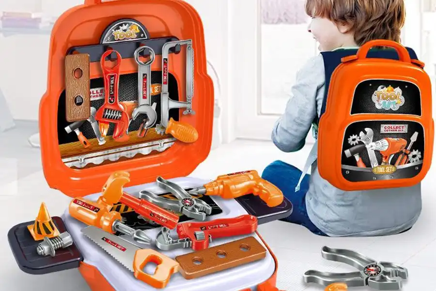 چمدانی بودن اسباب‌بازی جعبه ابزار، به کودک شما این امکان را می‌دهد تا این اسباب بازی را همراه خود در مکان‌های مختلف داشته باشد.