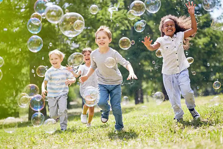 دنبال کردن حباب‌ها علاوه‌بر ایجاد نشاط و سرگرمی، به تقویت مهارت‌های حرکتی، و ردیابی بصری کودکان کمک می‌کند.