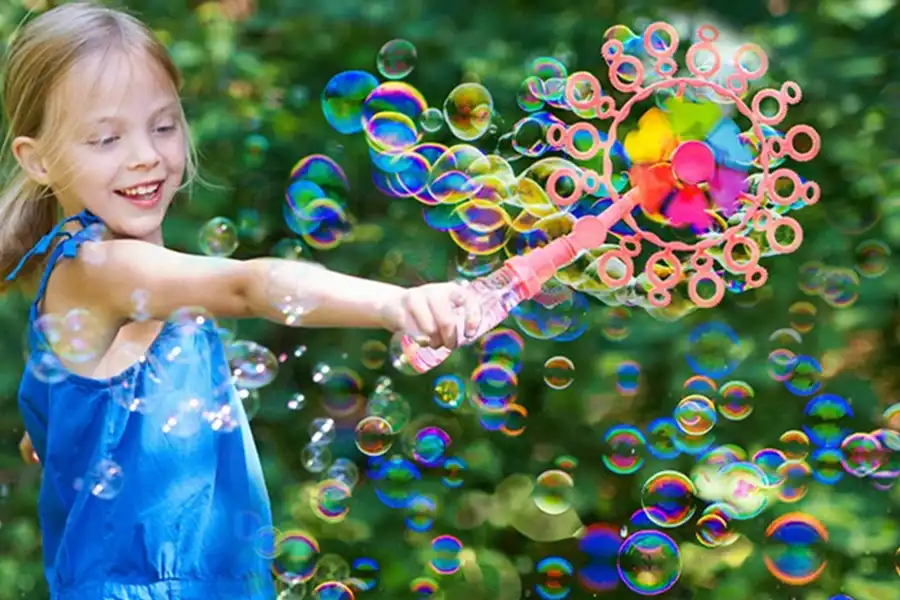 حباب ساز وسیله‌ای سرگرم‌کننده برای خلق لحظات شاد و خاطره‌انگیز برای کودکان است.