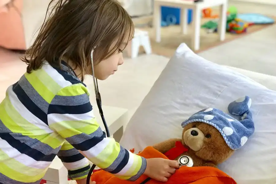 بازی کودکان با اسباب‌بازی‌های پزشکی و وانمود به دکتر شدن و معاینه بیماران، به تقویت مهارت‌های همدلی، مسئولیت‌پذیری کودکان کمک می‌کند.