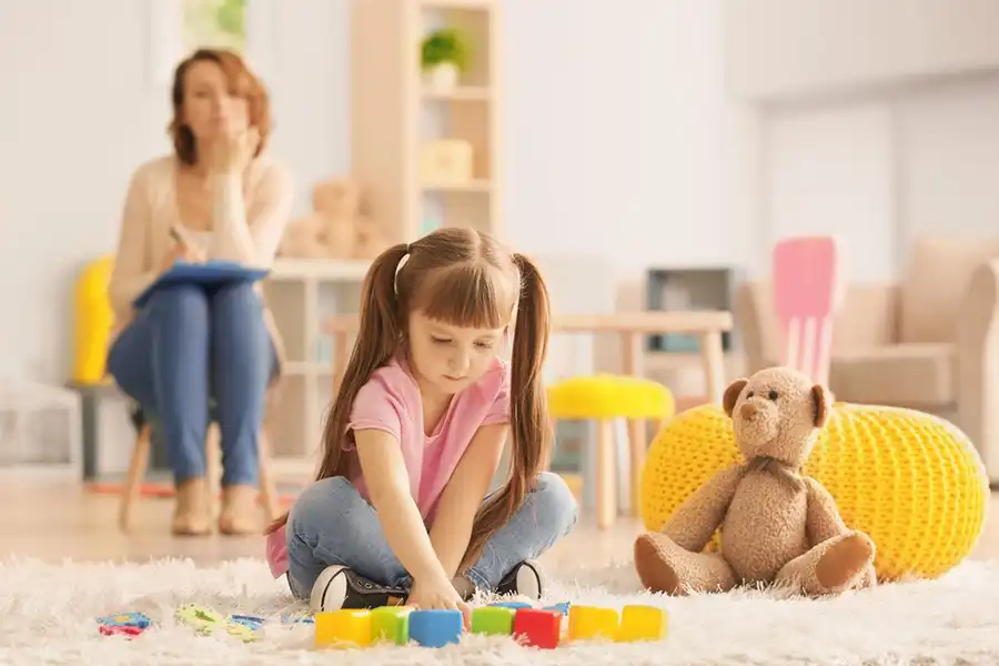 خاله بازی فرصتی برای کودکان است تا نقش‌های اجتماعی مختلف را تجربه کنند و با تعامل با دیگران، مهارت‌های مهمی را یاد بگیرند.