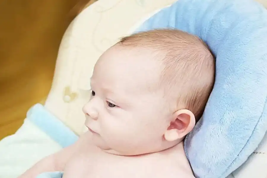 بالشتهای فرمدهی سر نوزاد معمولا تا 6 ماهگی درنظر گرفته میشوند، زیرا در این سن، جمجمه کودک شکل گرفته و از حالت نرم خارج شده است.