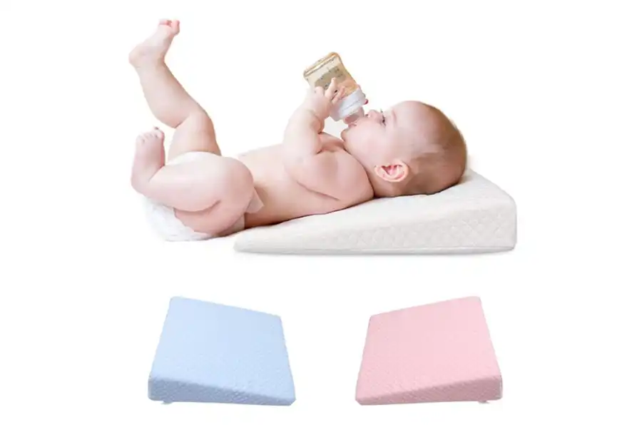 بالش ضد رفلاکس، بدن کودک را در شیبی ملایم قرار داده و سر و گردن را بالاتر از کمر نگه میدارد.