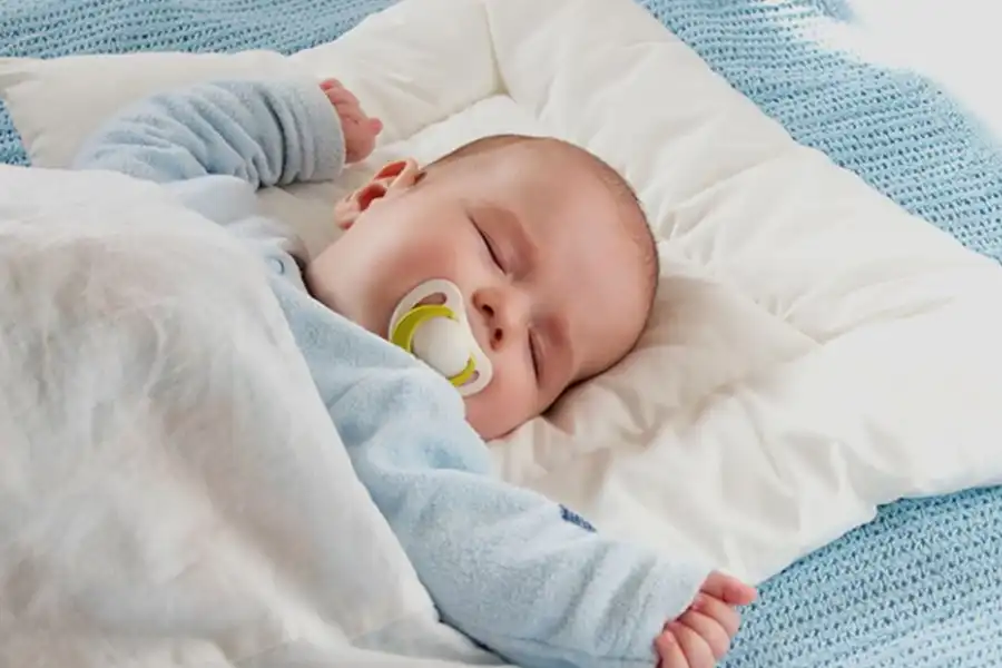 منافظ متعدد روی رویه بالشهای ضدخفگی، اکسیژن لازم برای تنفس نوزاد را فراهم کرده و از بستهشدن راههای تنفسی او جلوگیری میکند.