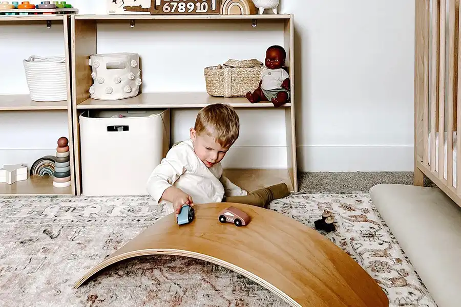 قبل از تصمیمگیری درباره سبک و ابعاد فرش، باید چیدمان اتاق کودکتان را مشخص کنید و اندازه دقیق فضای اتاق را داشته باشید.