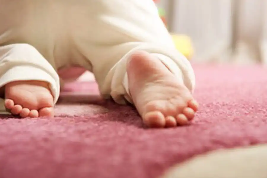 از آنجایی که دختران عاشق رنگهایی مانند صورتی، بنفش، لیمویی، کرم و سبز کم رنگ هستند، میتوانید از فرشهایی با این رنگها هم استفاده کنید.