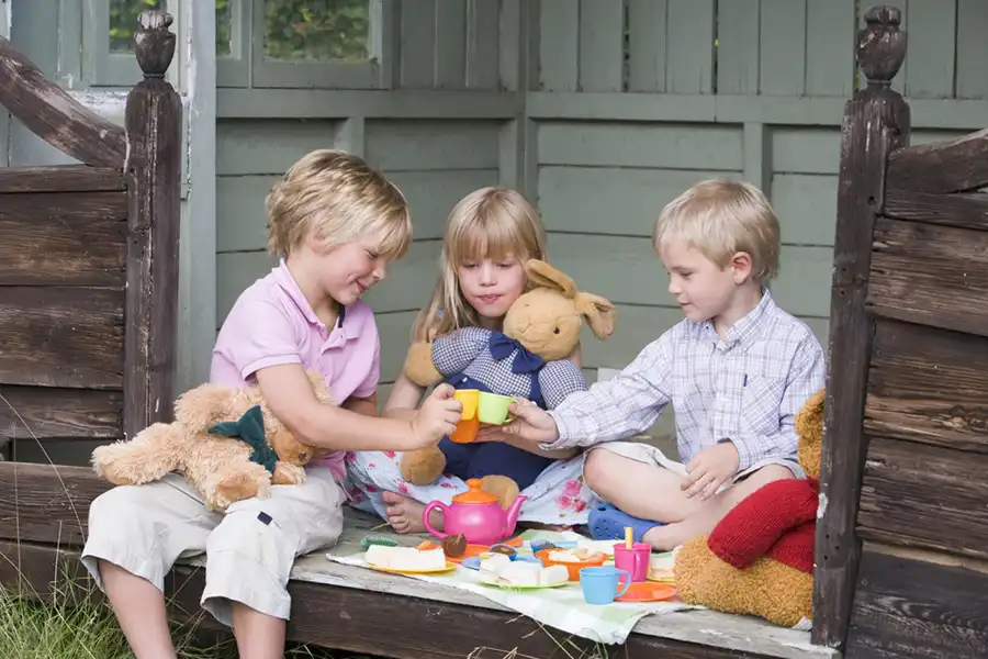 انجام فعالیت‌های خیالی مختلف، هنگام بازی با عروسک، به رشد قوه تخیل کودک کمک می‌کنند.